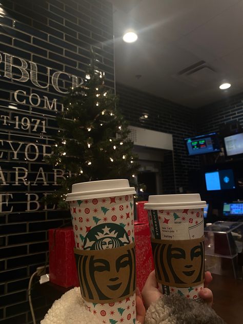 starbucks cups, starbucks christmas drinks, christmas tree, xmas decor, christmas coffee cups Starbucks Christmas Menu, Starbucks Macchiato, Starbucks Aesthetic, Starbucks Menu, Starbucks Christmas, Caramel Macchiato, Star Cookies, Christmas Menu, Aesthetic Christmas