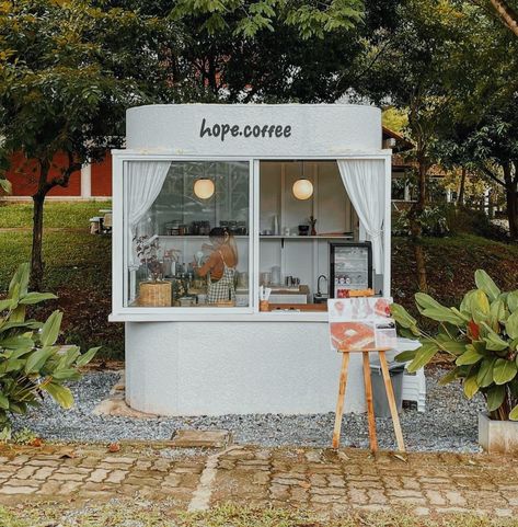 Pop Up Cafe Design, Tiny Cafe Design, Small Kiosk Design, Mini Cafe Ideas, Small Coffee Shop Design, Food Market Stall, Coffee Shop Design Ideas, Shop Design Ideas, Coffee House Design