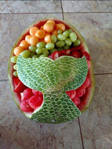 Mermaid watermelon fruit bowl Watermelon Fruit Bowl, Watermelon Fruit Bowls, Platters Ideas, Mermaid Party Food, Lila Party, Watermelon Bowl, Mermaid Pool Parties, Watermelon Carving, Sea Birthday Party