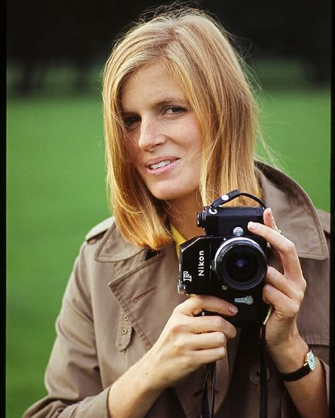 ~ Linda Eastman McCartney 🥀 ~ on Instagram: “Linda with her camera Nikon ❤ , photo was taken by Paul McCartney. #lindamccartney #lindaeastman #lovelylinda  #paulmccartney #nikon…” Linda Eastman, Porter Magazine, The Yardbirds, Linda Mccartney, The Fab Four, Best Portraits, Aretha Franklin, Janis Joplin, Eric Clapton