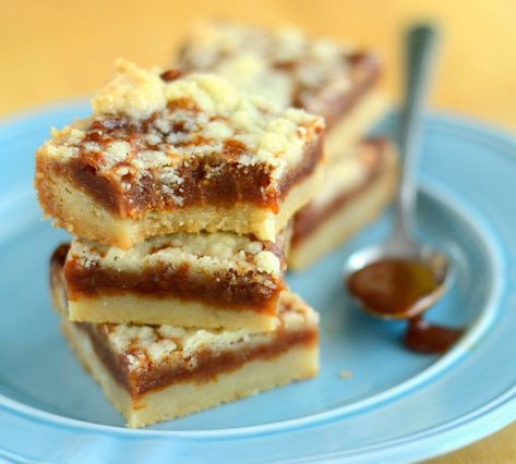 Cajeta Shortbread Crumb Bars - Baking Bites Cajeta Desserts, Fruit Bars Recipe, Final Cake, Brownie Fudge, Mexican Cookies, Caramel Shortbread, Baked Sweets, Crumb Bars, Shortbread Bars