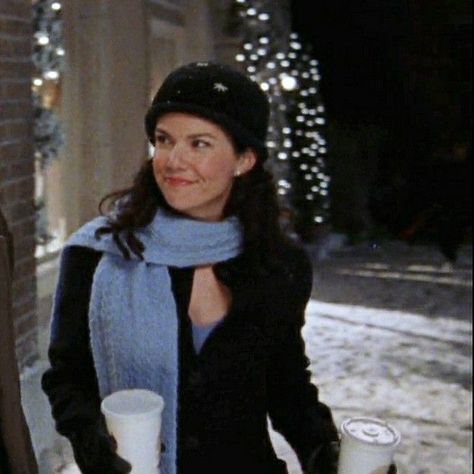 I Smell Snow Lorelai, Gilmore Girls Winter, Gilmore Girls Christmas, Lorelei Gilmore, Gilmore Girls Outfits, Gilmore Girl, Lauren Graham, Lorelai Gilmore, Stars Hollow