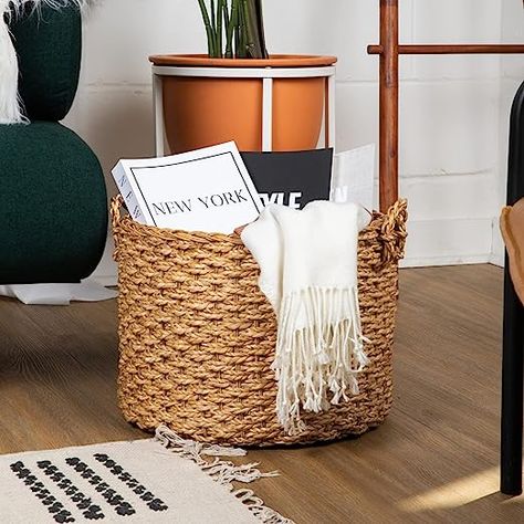 Wicker Blanket Basket, Home Decor Basket Ideas, Basket With Blankets Living Rooms, Floor Basket Decor Ideas, Basket With Blankets, Throw Blanket Basket, Entry Table With Mirror, Blanket Baskets, Bedroom Organizers