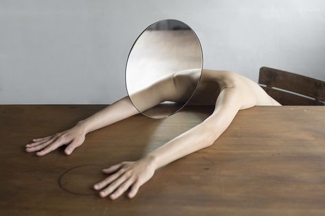 Mind Blowing Images, Mirror Photography, Reflection Art, Reflection Photography, Mirror Reflection, Surrealism Photography, Conceptual Photography, Mirror Photo, Photography Projects