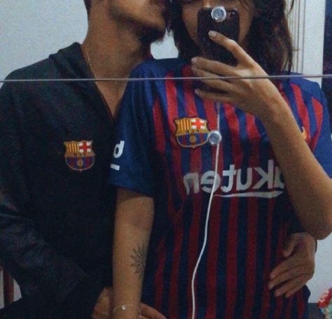 Barca Couple, Barcelona Couple, Soccer Girls Outfits, Barca Jersey, Best Soccer Shoes, Barcelona Aesthetic, Barcelona Shirt, Football Couples, Funny Face Photo