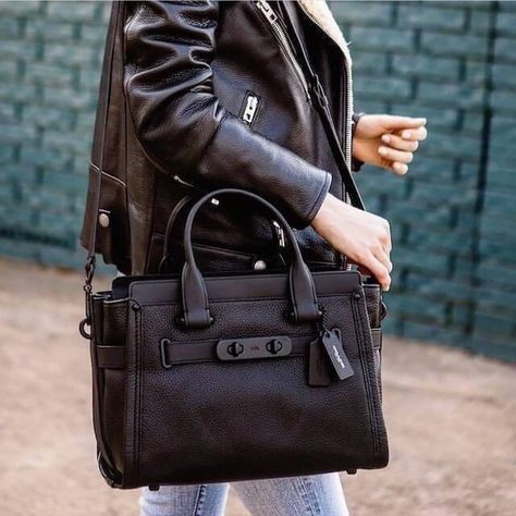 Fossil_Intan on Instagram: “How addicted are you to BLACK? Aint no until u have this Coach Swagger 27 BLACK MATTE. Swagger bags adalah salah satu seri best seller dari…” Coach Swagger 27, Leather Hobo Bags, Dallas Fashion, Clothes Fall, Style Lookbook, Bag Inspiration, Cold Weather Fashion, Coach Swagger, Hobo Bags