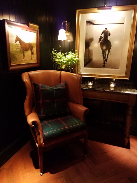 Join me in exploring…   Ralph Lauren’s Iconic Manhattan Restaurant The Polo Bar (In this picture:  A cozy nook of elegantly dressed tables in the main dining room.)   M… Ralph Lauren Interiors, Ralph Lauren Bedroom, Polo Bar, Equestrian Decor, Trendy Living Rooms, Bedroom Modern, Trendy Bedroom, Cozy Reading, Accent Lighting