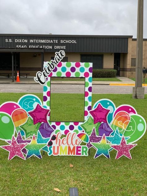 55th Birthday Party Ideas, School Yard Signs, Flag Crafts, 55th Birthday, Yard Cards, First Day Of Summer, School Yard, Balloon Design, School Decorations