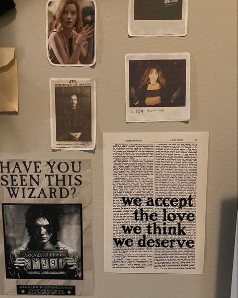 Marauders Inspired Room, Marauders Themed Room, Marauders Room Aesthetic, Marauders Bedroom Aesthetic, Marauders Bedroom, Marauders Room Decor, Marauders Poster, Harry Potter Photo Wall, Aurora Sinistra