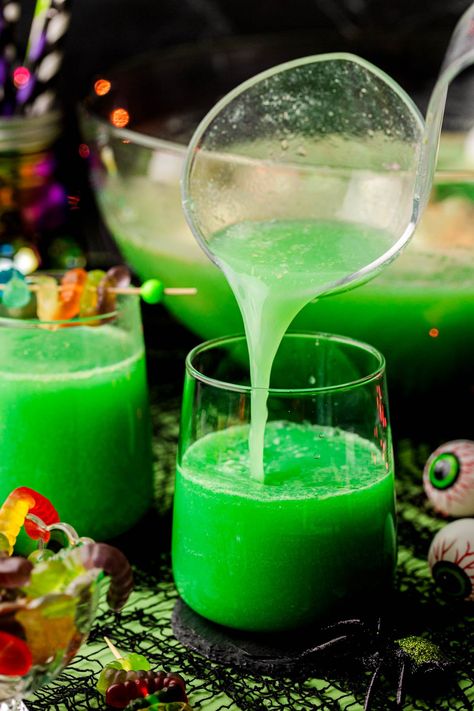 This Halloween Punch is a super easy spooky party drink to make and is always a hit when served at Halloween Parties! This nonalcoholic punch is a favorite amongst kiddos and adults alike! Spooky Drinks Nonalcoholic, Non Alcoholic Drinks Halloween, Green Drinks Alcohol, Halloween Punch Alcohol, Nonalcoholic Punch, Drinks Nonalcoholic Easy, Halloween Punch Bowl, Green Punch Recipes, Halloween Punch For Kids