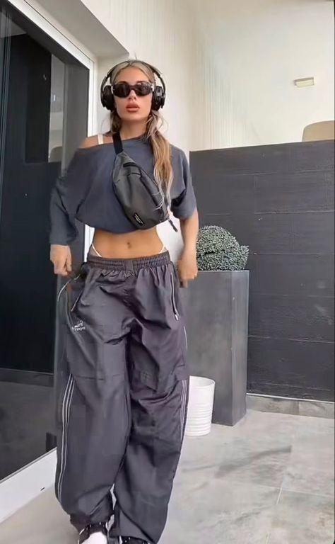 Hip Hop Fashion Style, Baggy Festival Outfit, Hip Hop Outfits For Women Dancers, Hip Hop Fashion Women Street Style, Dancer Street Style, Dancer Style Outfits, Hip Hop Outfits Dancers, Urban Street Style Women, Street Dance Outfit