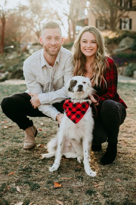 Couple And Dog Christmas Card, Christmas Card Poses, Couples With Dog, Family Christmas Card Pictures, Card Poses, Christmas Card Outfits, Photo With Dog, Outdoor Christmas Photos, Dog Family Pictures