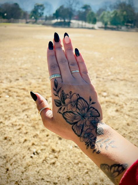 Black Nails With Ring Finger Design, Engagement Nails Black, Black Engagement Nails, Ring Finger Design, Almond Shaped Nails Designs, Engagement Nails, Black French Tips, Fingers Design, Almond Shape Nails