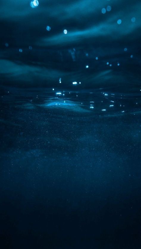 Underwater Bubbles, Underwater Wallpaper, Ocean Backgrounds, Amoled Wallpapers, Water Aesthetic, Artistic Wallpaper, Fotografi Vintage, Dark Nature Aesthetic, Ocean Wallpaper