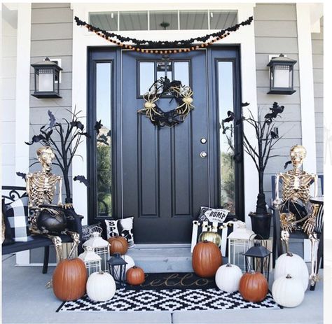 Halloween Porches, Porta Halloween, Halloween Decorations Outdoor Porch, Spider Wreath, Outside Fall Decor, Halloween Decor Diy, Halloween Front Porch Decor, Porch Decorations, Gothic Glam