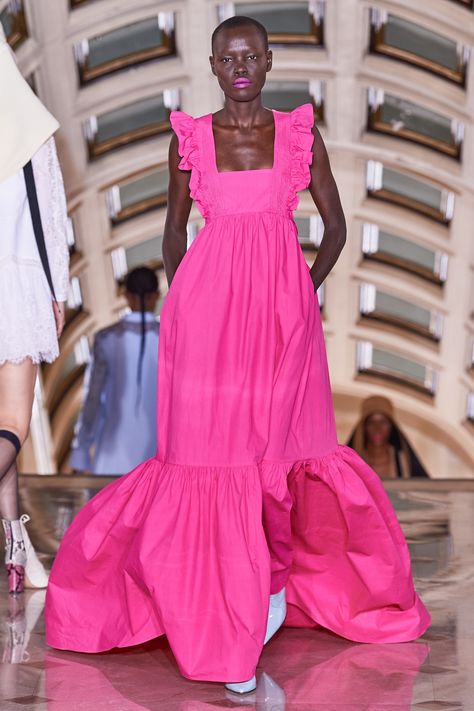 Self-Portrait Spring 2020 Ready-to-Wear Fashion Show Collection: See the complete Self-Portrait Spring 2020 Ready-to-Wear collection. Look 11 Vogue Wallpaper, Fashion Croquis, Flamingo Costume, Linen Outfits, Flowy Dresses, Art Appliqué, Designer Pieces, 2020 Fashion, Maxi Robes