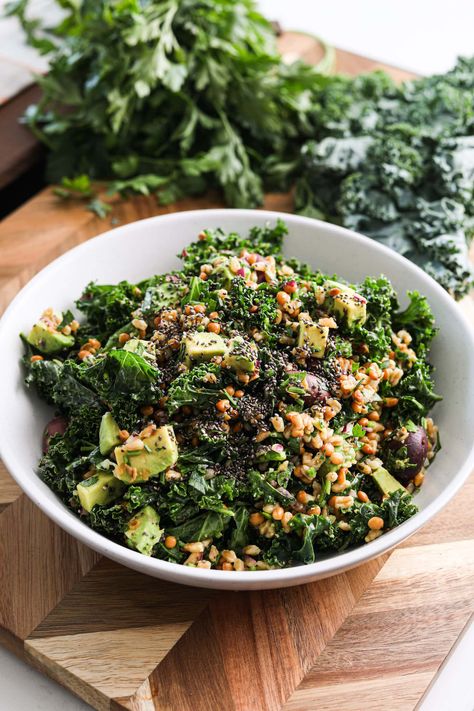 Looking for a nutritious and delicious salad to enjoy for lunch? This kale Mediterranean salad is perfect! Made with farro and lentils, it's heart healthy and vegan. Farrow Salad, Power Salads, Hummus Salad, Healthy Lunch Salad, Gourmet Salad, Power Salad, Rainbow Salad, Grain Salad, Mediterranean Salad