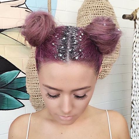 Space buns with glitter roots Glitter Roots Hair, 2016 Hair Trends, Glitter Roots, Rainbow Hair Color, Festival Glitter, Space Buns, Glitter Wallpaper, Festival Hair, Glitter Hair