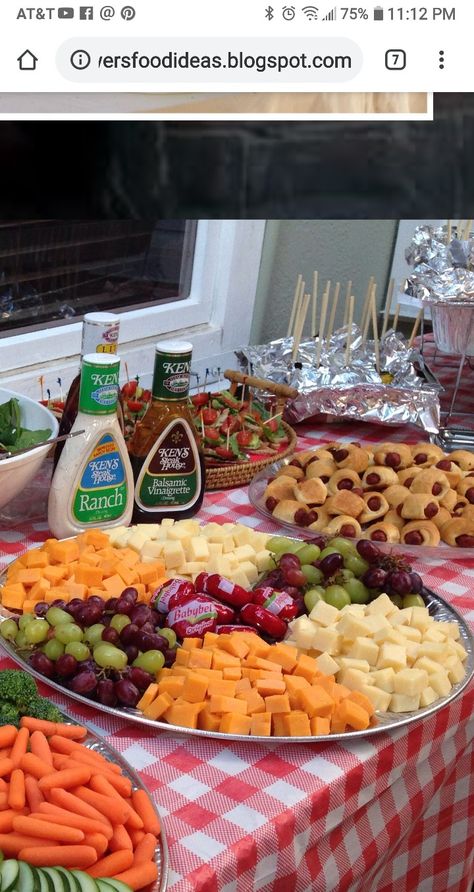 Snack Table Gender Reveal, Gender Reveal Ideas For Party Food Bbq, Gender Reveal Ideas Food Table, Simple Party Menu Ideas, Easy Outdoor Appetizers, Food Ideas Gender Reveal Party, Gender Real Food Ideas, Small Gender Reveal Food Ideas, Fall Gender Reveal Party Food