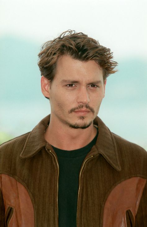 00s Mens Hair, Anchor Beard Style, Johnny Depp Short Hair, Johnny Depp Beard, Johnny Depp Haircut, Johnny Depp Hair, Shirt Hair Cuts, Widows Peak Hairstyles, Johnny Depp Hairstyle