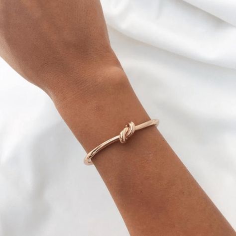 Shiny Bracelets, Diamond Bracelet Design, Classic Bracelets, Minimal Jewelry, Love Knot, Rose Gold Jewelry, Control Panel, Diamond Bracelets, Gold Jewelry Fashion