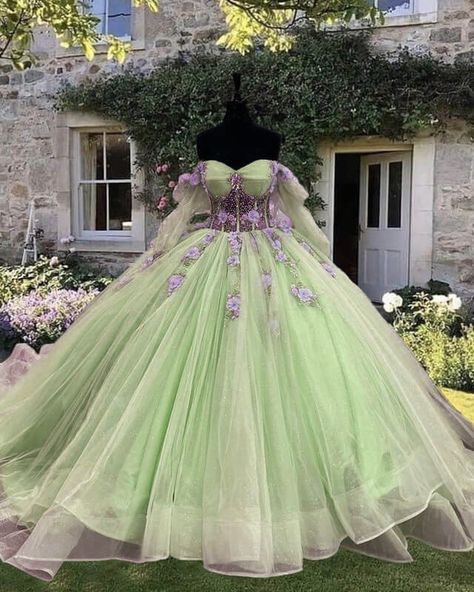 Quince Dresses With Sleeves, Light Green Quince Dress, Light Green Quinceanera Dresses, 16 Year Girl, Long Sleeve Quinceanera Dresses, Simple Girl Outfits, Quinceañera Dresses, Birthday Style, Green Princess