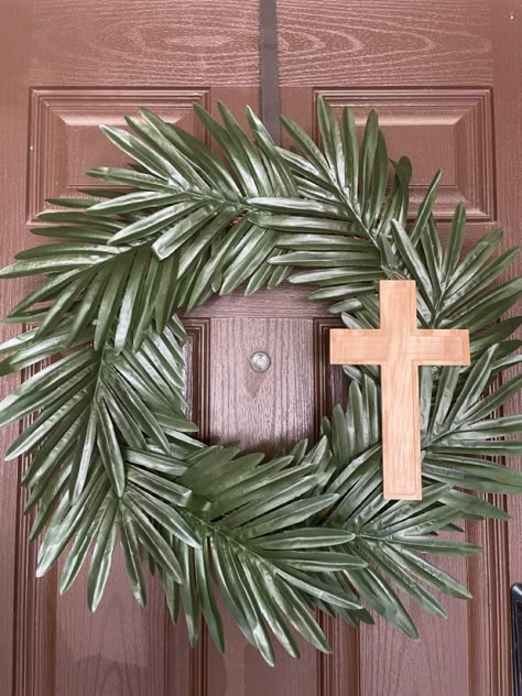 Palm Decorations, Easter Decorations For Church, Lent Wreath, Lent Door Decorations, Lent Decorations For Home, Easter Church Decor, Palm Sunday Decorations Church, Palm Sunday Cross, Palm Sunday Cross Decoration