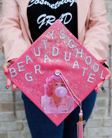 Beauty School Graduation Cap Inspo! 📷 (IG): @lasmanitasmagicas_ #CosmetologySchool #GradCap #GraduationCap #CosmetologyGrad #GraduationCapDesign Esthetician Graduation Cap Ideas, Cosmetologist Graduation Cap, Beauty School Cap Ideas, Hairstylist Graduation Cap Ideas, Cap Decoration Graduation Cosmetology, Cosmetology School Graduation Cap, Graduation Esthetics, Nail Tech Graduation Cap, Beauty School Graduation Cap