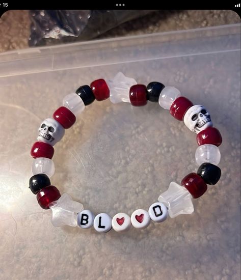 Single Kandi Bracelets, Aesthetic Kandi Bracelets, Red Kandi Bracelets, Kandi Bead Bracelets, Goth Kandi Bracelets, Melanie Martinez Bead Bracelet, Kandi Singles Ideas Emo, Kandi Bracelets Ideas Singles, Bracelet Ideas Grunge