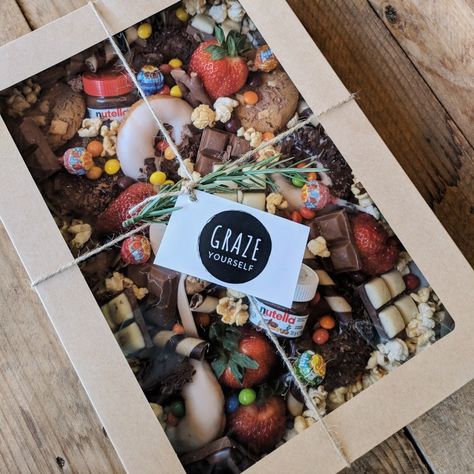 Sweet Graze Box Ideas, Diy Graze Box Ideas, Chocolate Grazing Box Ideas, Sweet Grazing Box Ideas, Dessert Grazing Box Ideas, Dessert Charcuterie Box, Dessert Graze Box Ideas, Mini Grazing Box Ideas, Graze Gift Boxes