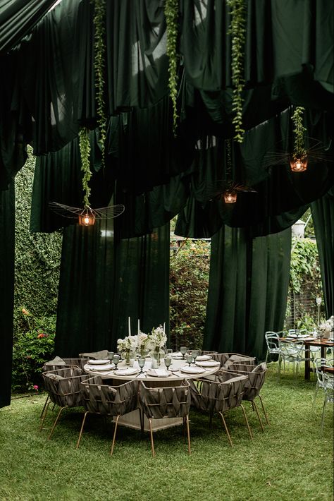 Black And Wood Wedding Theme, Green Draping Wedding, Black Garden Wedding, Villa Bokeh Wedding, Black And Green Decorations Party, Outdoor Tent Decorations, Dark Theme Wedding, Black Tablescape, Green Wedding Decorations