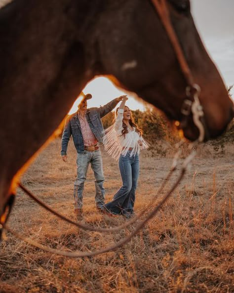 Crystal McCarty on Instagram: "Full of sunshine when I’m with you ☀️ . . . #westernfashion #westernstyle #photography #western #horse #couple #sunset #southwesternstyle #ranchlife" Couple Horse Photography, Horse Engagement Photos, Country Couple Photos, Western Engagement Pictures, Western Couple Photoshoot, Western Engagement Photos, Couple Sunset, Horse Couple, Country Couple Pictures