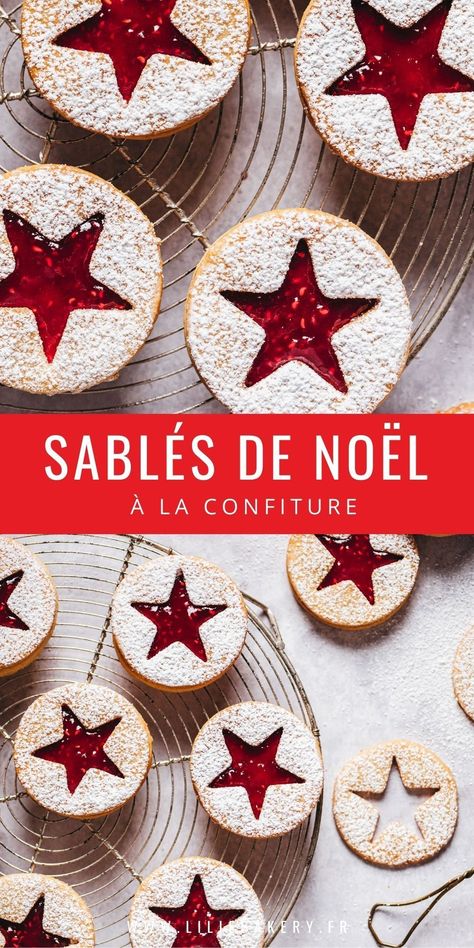 Une recette de biscuits très gourmands à faire à la maison : les Sablés confiture ! On craque pour leur texture à la fois fondante et croquante et leur joli coeur de confiture… Biscuits Noel, Mini Hamburgers, Christmas Biscuits, Xmas Food, Cookie Box, Beignets, Christmas Candy, Diver, Cake Desserts