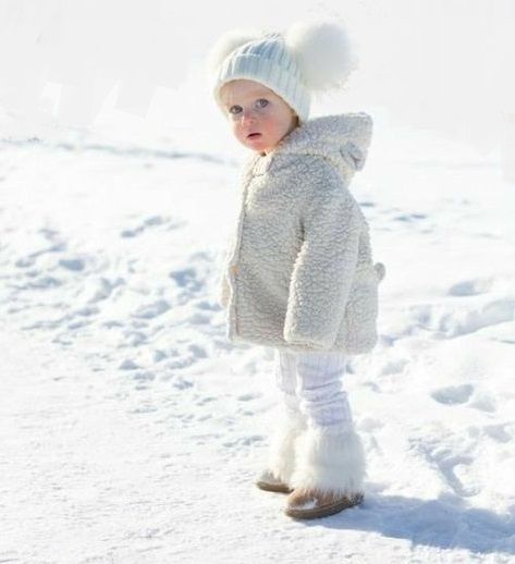 Winter Family Photos, Baby In Snow, The Little Black Dress, Snow Outfit, Bear Outfits, New Year's Resolutions, Cute Family