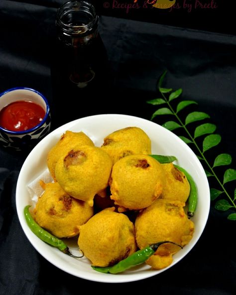 Potato Vada ^ Aloo Bonda   http://www.simplytadka.com/2017/07/aloo-bonda-potato-bonda-batata-vada.html  #simplytadka #foodphotography #indianfood #gramflour #recipeoftheday #foodblogging Spicy Chutney, Batata Vada, Delicious Food Image, Potato Filling, Vada Recipe, Potatoes And Onions, Indian Veg Recipes, Regional Food, Gujarati Recipes