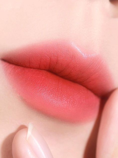 Korean Lips Aesthetic, Korean Blurred Lips, Korean Pink Lipstick, Korean Pink Lips, Pink Lips Aesthetic, Gradient Lips Korean, Korean Gradient Lips, Lip Tint Aesthetic, Korean Lip Makeup