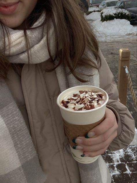 hot chocolate cold weather neutral outfit inspo Drinking Hot Chocolate Aesthetic, Hot Drinks For Winter Aesthetic, Drinking Hot Chocolate Pose, Winter Drinks Aesthetic, Autumn List, Hot Chocolate Aesthetic, December Moodboard, Winter Hot Chocolate, Christmas Moodboard