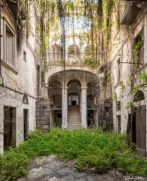 Italian Palace, Elegant Entrance, Creepy Old Houses, Town Building, Perspective Art, Abandoned Mansions, Fantasy Images, Natural Landscape, Abandoned Buildings