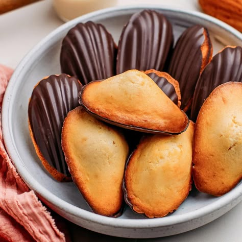 Madeleines Aesthetic, Vegan Madeleines, Vegan Patisserie, Vegan Pastry, Lazy Vegan, Vegan Pastries, Sweet Soup, Vegan Baking Recipes, Plant Based Desserts