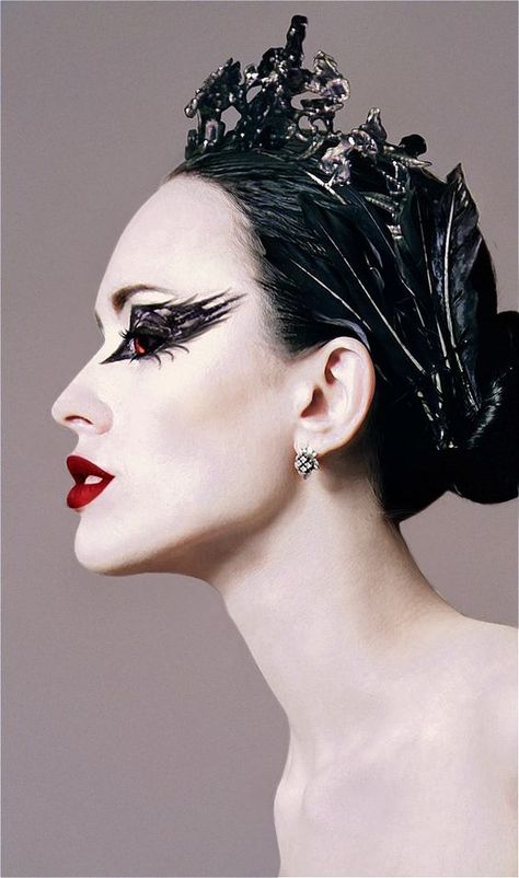 Black Swan Film, Dark Halloween Makeup, Black Swan Makeup, Swan Makeup, Ballet Makeup, Romeo I Julia, Black Swan Movie, Swan Costume, Makeup Zombie