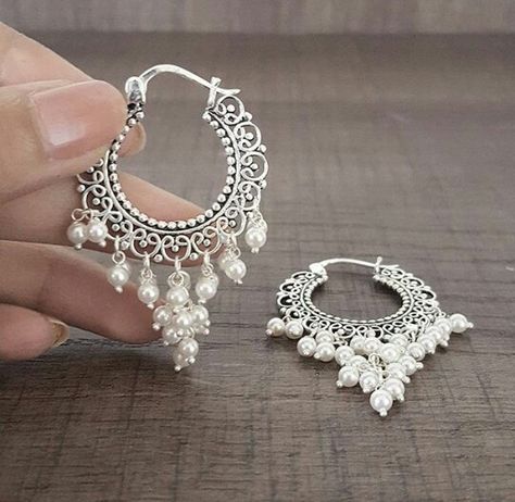 لایا ہوں آپ کے لیئے چاندی کی بالیاں  کانوں میں ڈال کر انہیں سونا بنائیے Indian Jewelry Earrings, Antique Silver Jewelry, Fancy Jewellery Designs, Indian Jewellery Design Earrings, Silver Jewelry Earrings, Indian Wedding Jewelry, Jewelry Design Earrings, Fancy Jewellery, Gold Earrings Designs