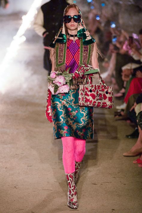 Gucci Party, Gucci Runway, Dec Pillows, Gucci Spring, Gucci Designer, Gucci Fashion, Eclectic Fashion, 2019 Fashion, Fashion Show Collection