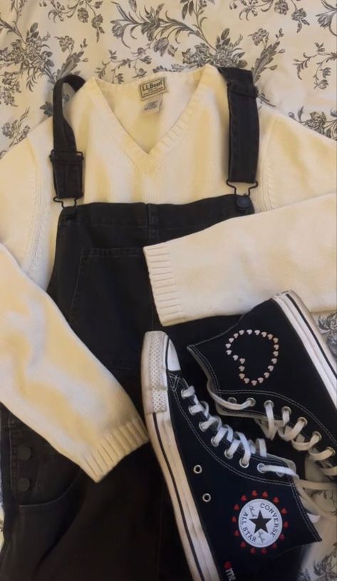 Outfits To Wear With White Converse, Outfits With Converse Black, Aesthetic Outfits With Converse, Converse Girl Aesthetic, Heart Converse Outfit, Heart Aesthetic Outfit, All Black Converse Outfit, Outfits With Black Converse, Black Converse Outfit Ideas