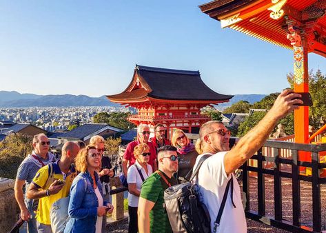 15 Mistakes Tourists Make When Visiting Tokyo for the First Time - LIVE JAPAN (Japanese travel, sightseeing and experience guide) Japan Tourist, Japan Image, Japanese Travel, Visit Tokyo, Japan Travel Guide, Culture Shock, Japan Trip, Japanese People, Beautiful Castles