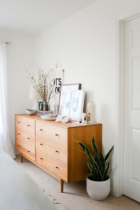 Hallway Designs, Minimalist Apartment, Bedrooms Ideas, Wooden Dresser, Bedroom Dresser, Baby Shower Decor, Small Flat, Decor Guide, Minimalist Home Decor