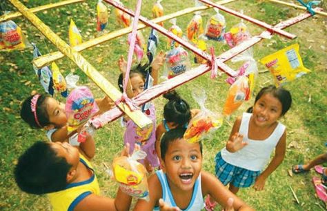 Philippine Traditions, Filipino Party, Childrens Party Games, Thanksgiving Videos, Thanksgiving Games For Kids, Childhood Aesthetic, New Year's Games, Filipino Art, Philippines Culture