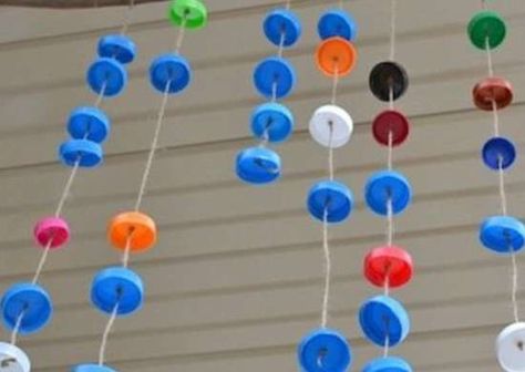 This craft is really simple and can be made with metal or plastic bottle caps! Look for variations in the post. Diy Windchime, Plastic Bottle Tops, Recycle Bottle Caps, Make Wind Chimes, Plastic Bottle Caps, Cap Art, Diy Wind Chimes, Bottle Cap Crafts, Recycled Bottle