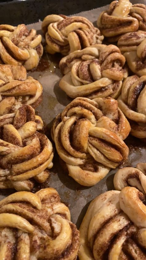 Cinnamon rolls buns twists pastries yeast baked goods baking ideas things to cook autumn Aesthetic Baked Goods, Baking Ideas Aesthetic, Baked Goods Aesthetic, Fall Baking Ideas, Cinnamon Knots, Fall Activities, Bakery Recipes, Food Is Fuel, Fall Baking