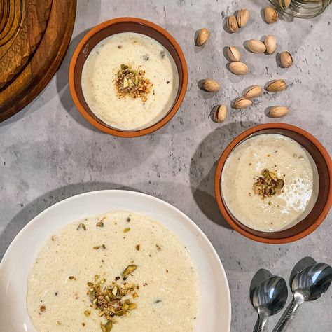 Kheer (Pakistani Rice Pudding) Pakistani Rice, Pakistani Desserts, Ramadan Desserts, Pakistani Food, Cardamom Powder, Coffee Drink Recipes, How To Cook Rice, Masala Recipe, Rice Pudding