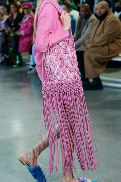 Fashionista's 36 Favorite Bags From the New York Fall 2022 Runways - Fashionista Claudia Li, Basic Knots, Macrame Clothes, Feminine Casual, Macrame Dress, Diy Macrame Plant Hanger, Wall Hanging Macrame, New York Fall, Macrame Hanging